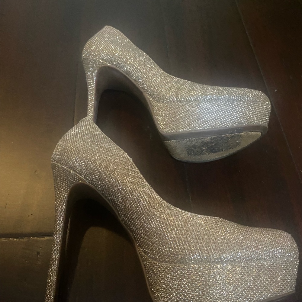 Jessica Simpson gold high heel pumps